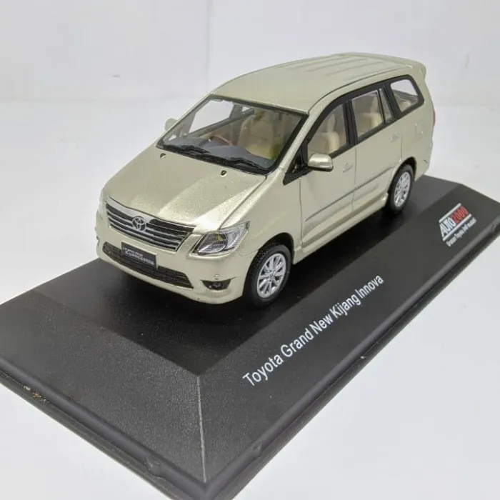 52741 toyota innova diecast car feature1