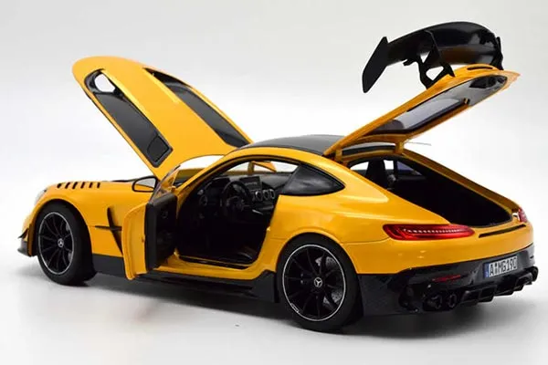 /img/52813-amg-gt-diecast-cleaning.webp