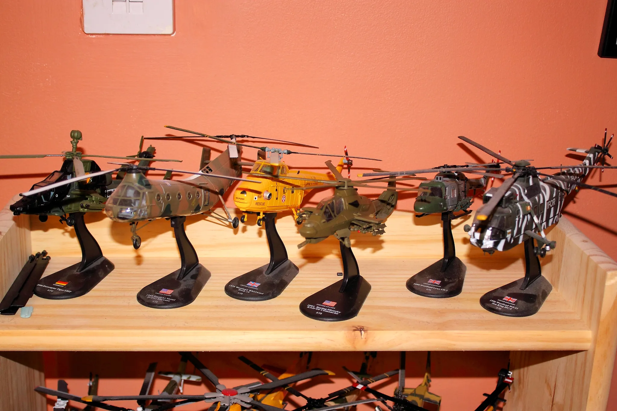 /img/52829-diecast-aircraft-display.webp