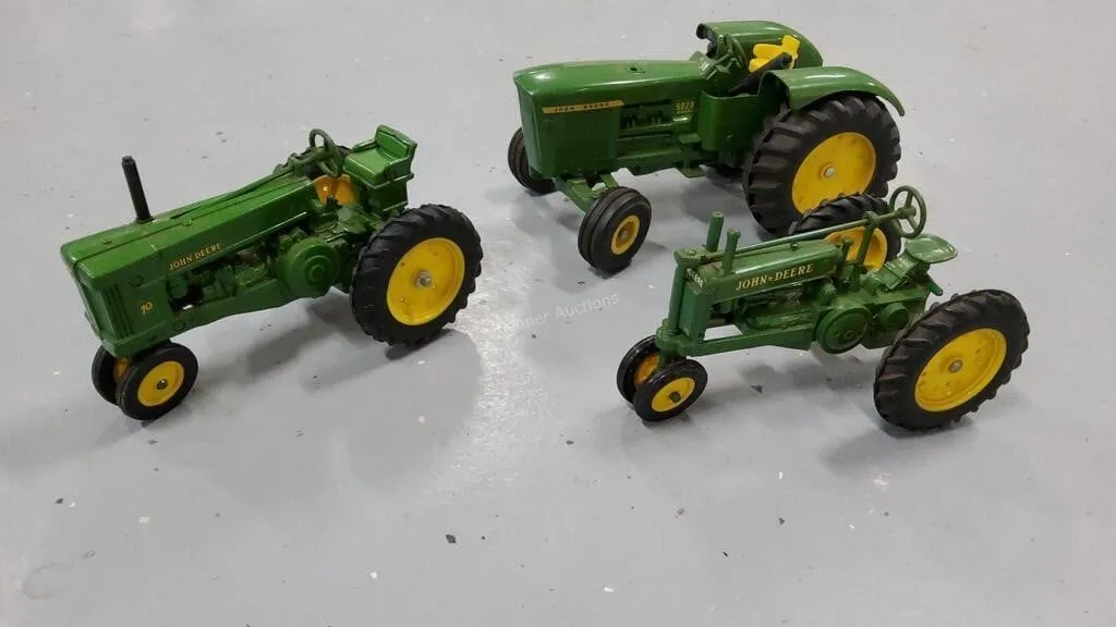 52851 close up diecast tractor details