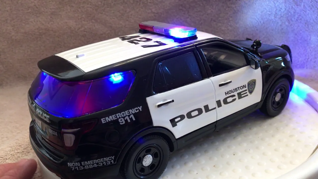 /img/52895-diecast-police-car-finished.webp