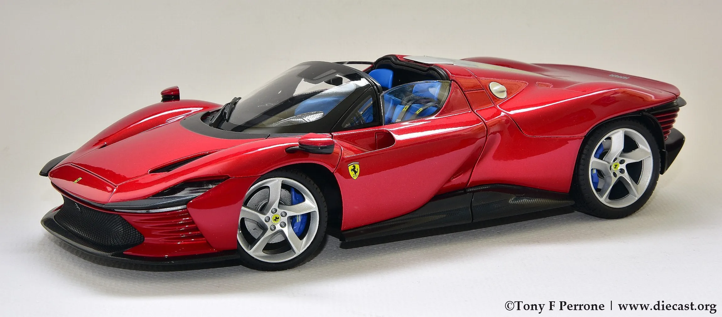 /img/53020-ferri-diecast-model-close-up.webp