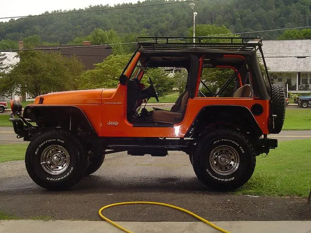 53035 orange jeep wrangler diecast 2