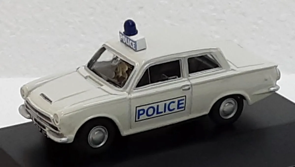 53036 ford cortina mk2 diecast model 3